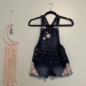 Denim overall shorts 🌸
